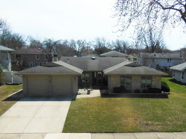 206 Freeport Dr, Bloomingdale, IL 60108