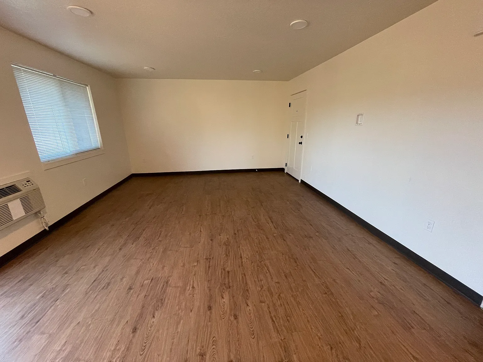 2 bed, 1040 sqft, $1,575 — Photo 4