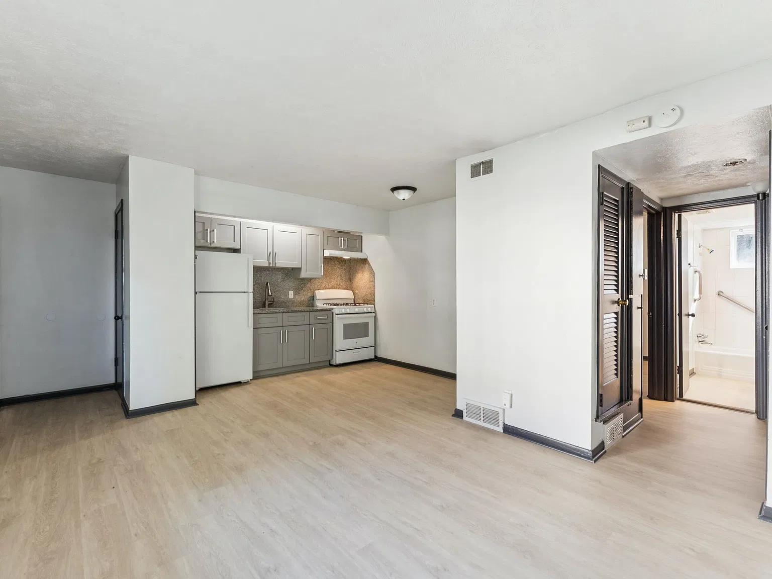 4505 Lafayette Avenue — Photo 2