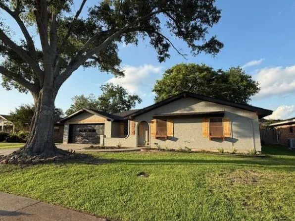 674 Meadowgreen Dr, Port Neches, TX 77651