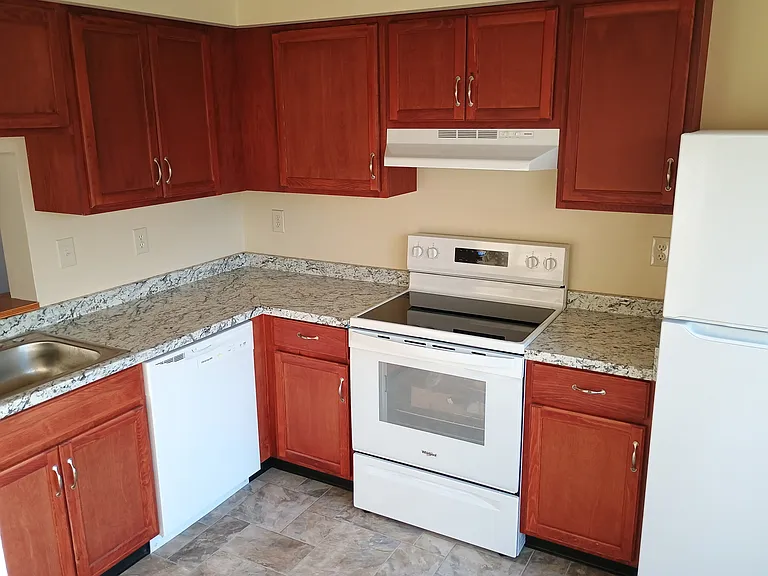 402 Terry Ct — Photo 2