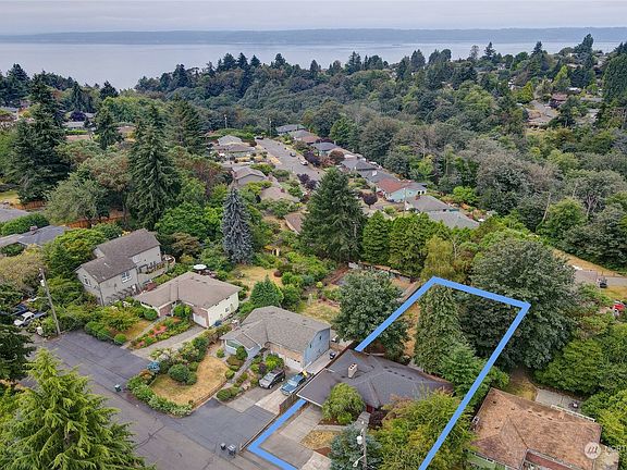 10,000+ square foot lot in a very peaceful Shorewood location>