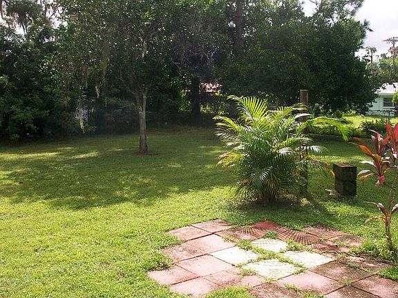 Lg private back yard