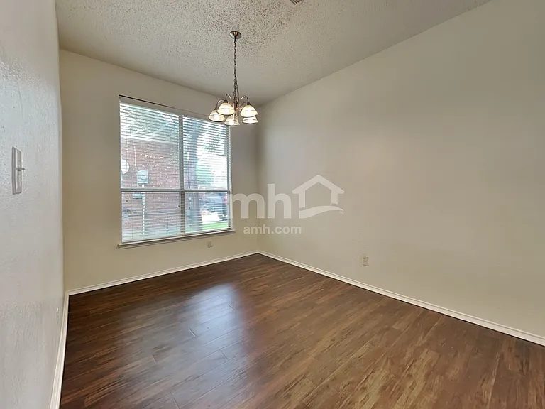 300 Trailwood Dr — Photo 6