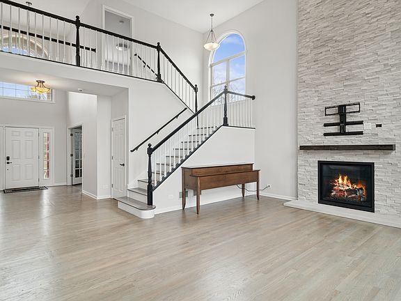 2nd image of 2062 Broadmoor Ln