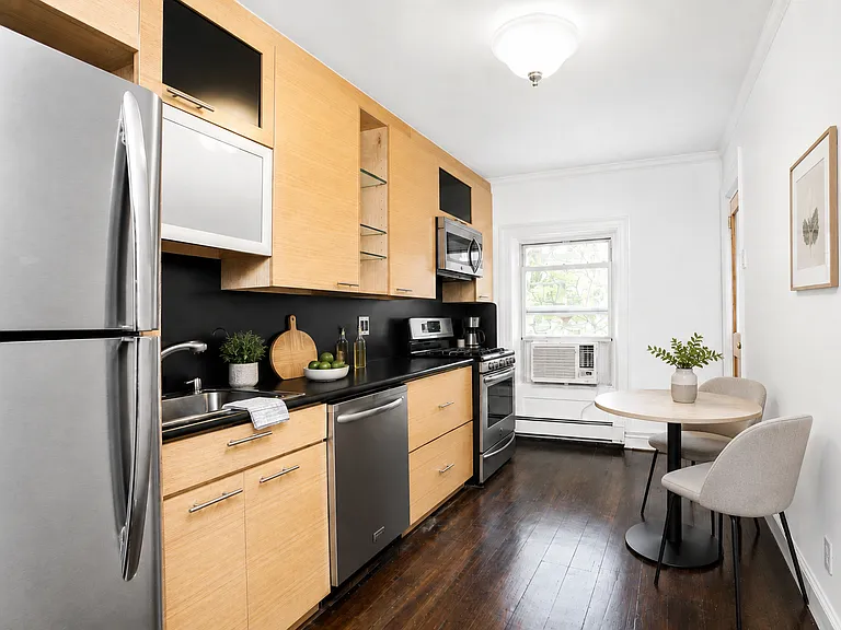 512 Hudson St #2 — Photo 3