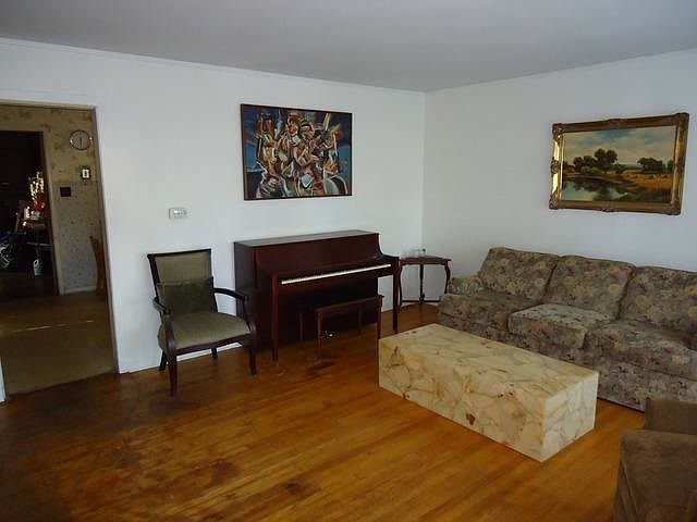 2nd image of 7421 Churchill St