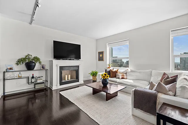 3 bed, 1700 sqft, $6,300 — Photo 2