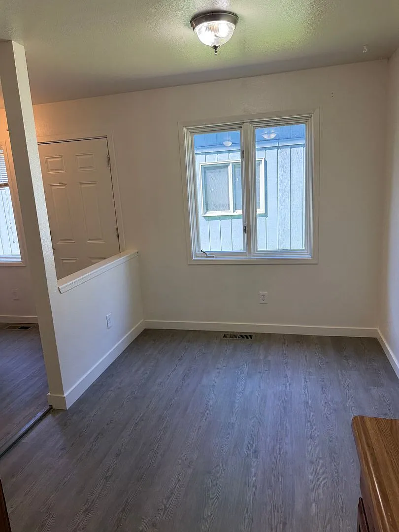 935 E 45th CT - SL70/30 — Photo 3
