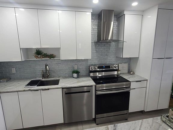 4th image of 200 S Birch Road #901