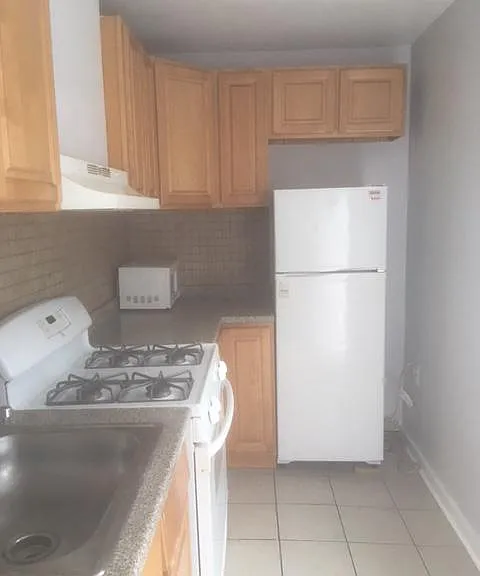1831 Sigel St — Photo 7