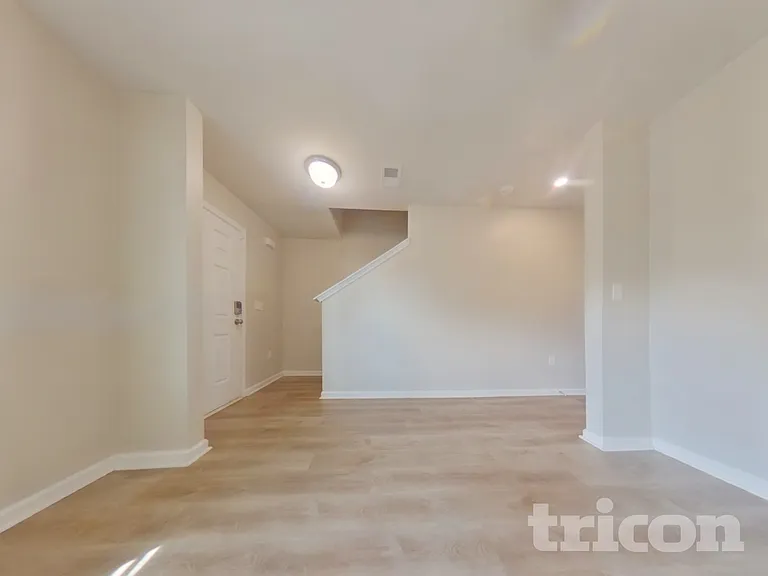 133 Glendale Blvd — Photo 3