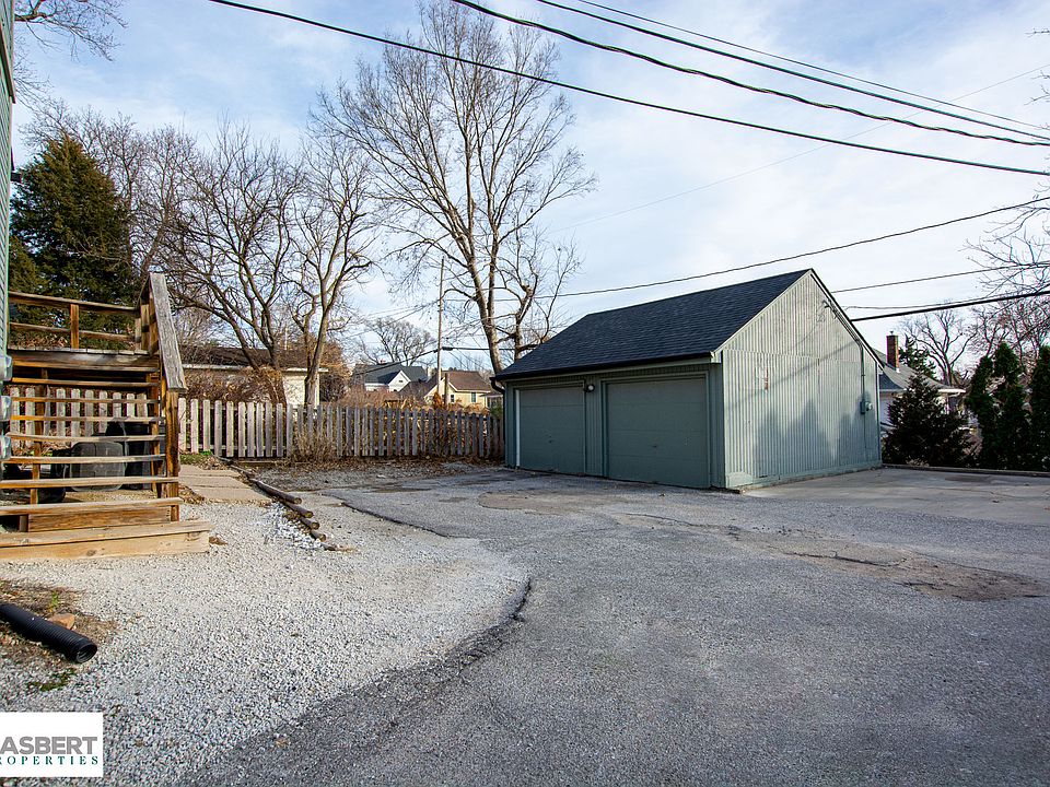Rent price includes one parking stall in the garage.