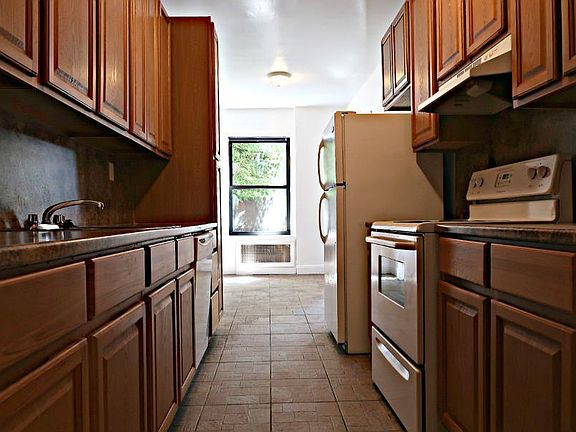 4th image of 1035 Washington Ave APT 1L