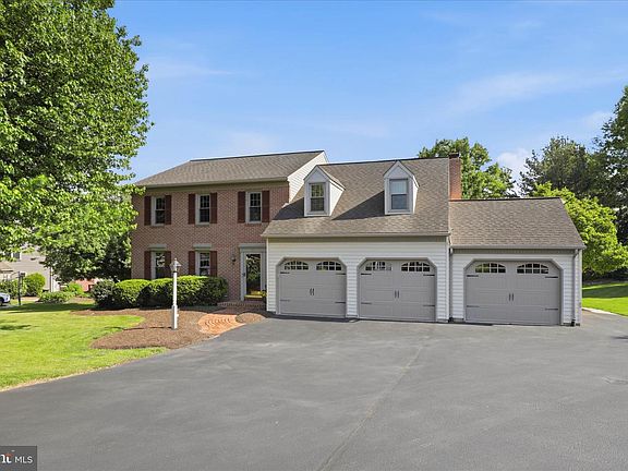3rd image of 9 Round House Dr