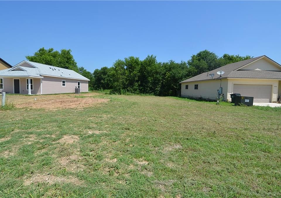 2nd image of 910 Country Club Dr
