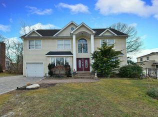 106 Ira Rd, Syosset, NY 11791