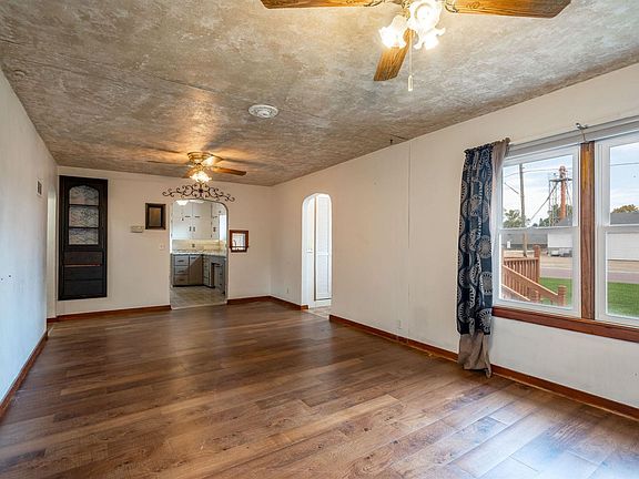 4th image of 305 Railroad St