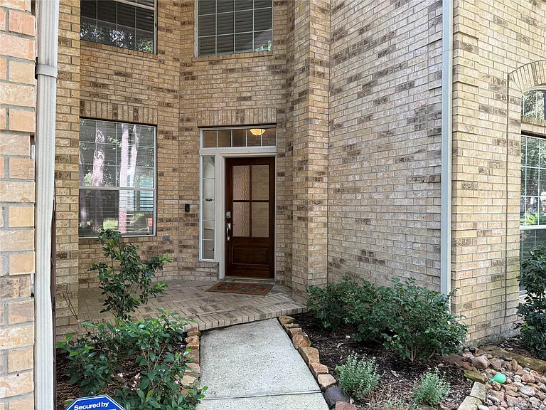 98 W Knightsbridge Dr — Photo 3