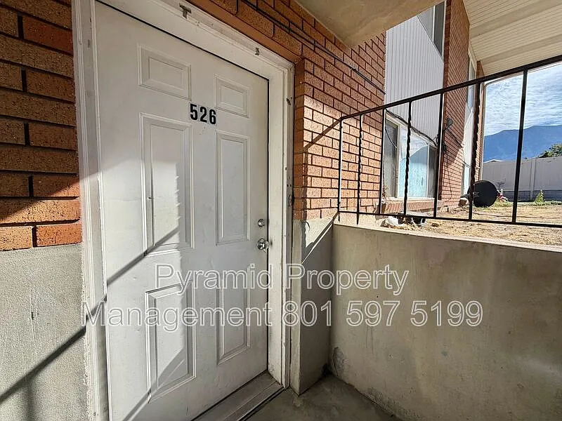 2 bed, 1.0 bath, 860 sqft, $1,299 — Photo 2
