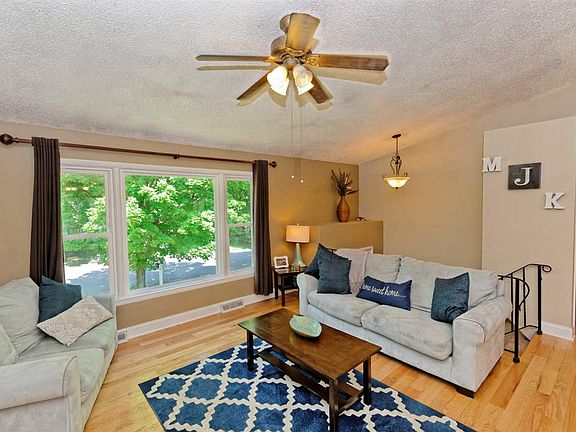 4th image of 10 Aspen Cir