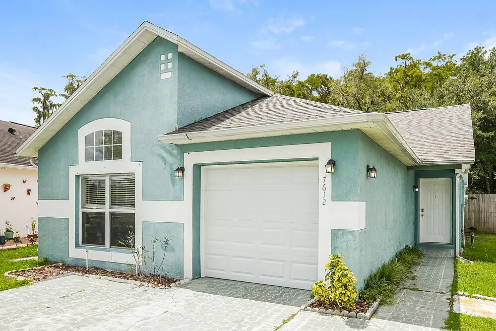 3 bed, 2.0 bath, 1208 sqft, $2,130 — Photo 3
