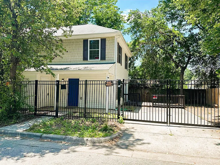220 Bladen St — Photo 1