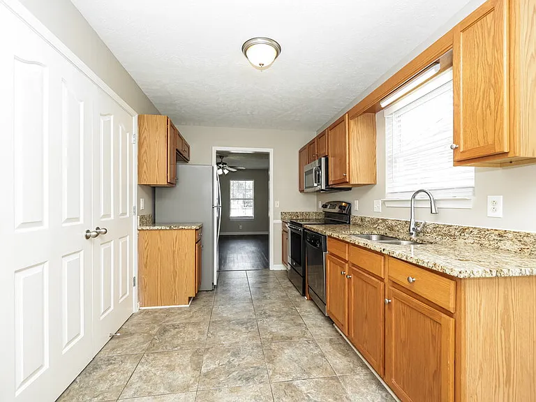 1502 Killarney Dr — Photo 6