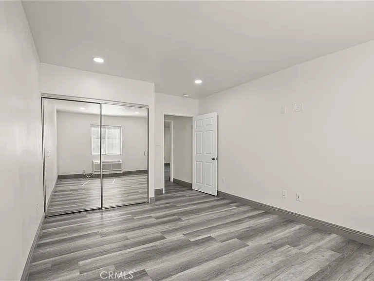 14335 Hamlin St — Photo 39