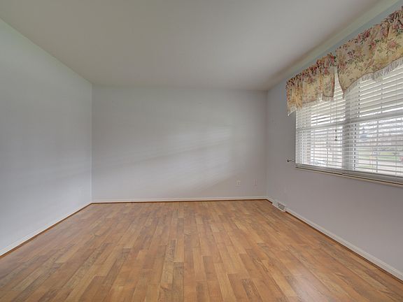 5th image of 774 Woodview Dr