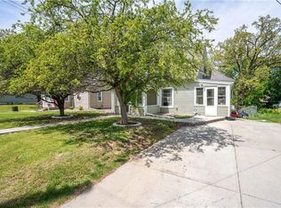 1015 Pleasant View Dr, Des Moines, IA 50315