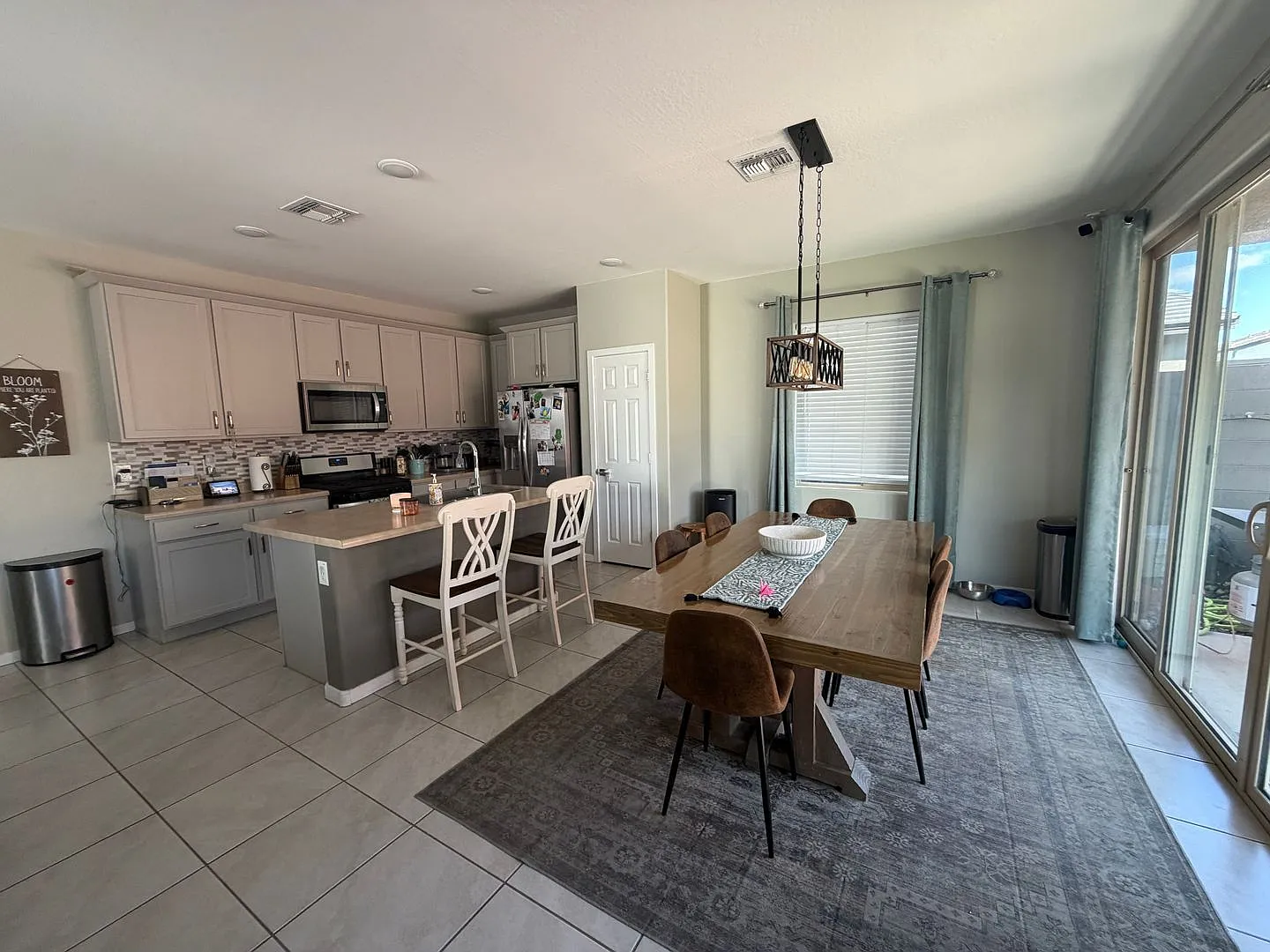 3 bed, 3.0 bath, 1819 sqft, $2,400 — Photo 2