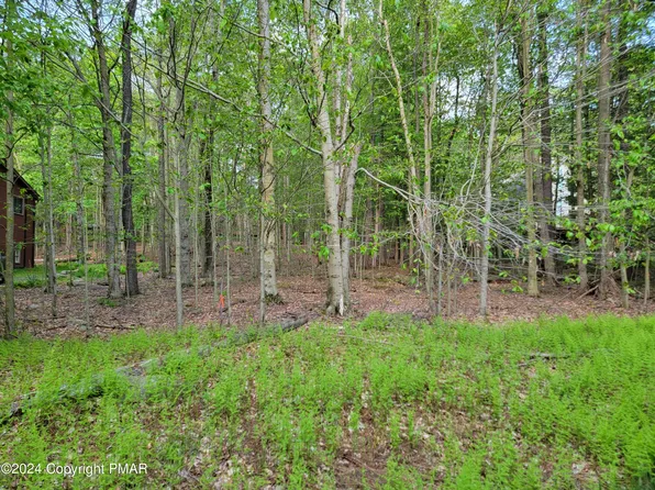 1873 Mountain Glen Dr, Gouldsboro, PA 18424
