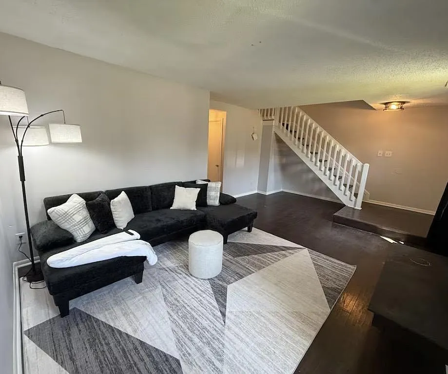 4 bed, 2.5 bath, 1689 sqft, $1,594 — Photo 2