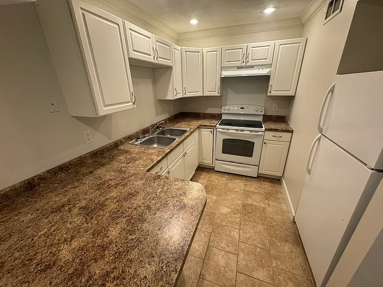 1598 Woodland Dr — Photo 3