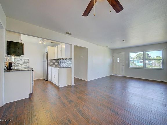 3rd image of 2100 Maid Marian Ln