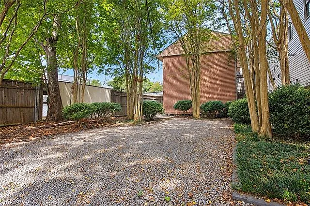 2 bed, 1.0 bath, 1010 sqft, $1,800 — Photo 2
