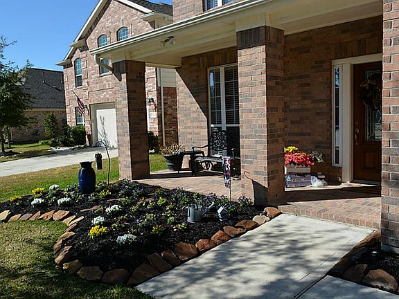Great covered entry way!