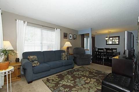 Entrance_View_of_Living_Room.jpg