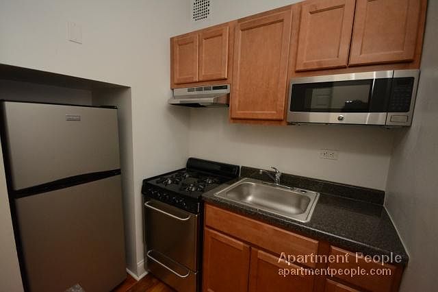 1st image of 948 W Cuyler Ave APT 109