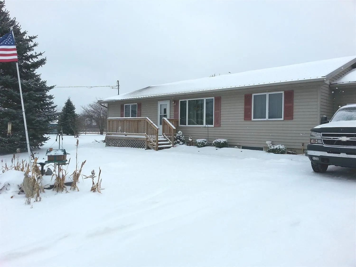 4725 Lowden Rd photo 1