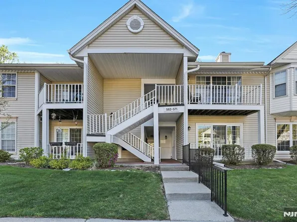 562 Holly Ct, Mahwah, NJ 07430