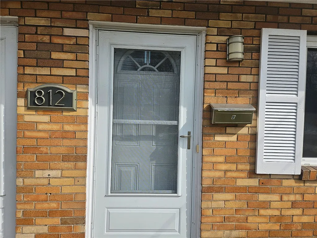 2 bed, 1800 sqft, $1,100 — Photo 2