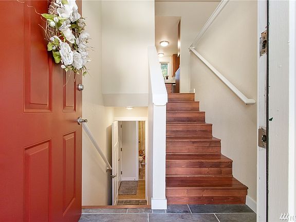 3rd image of 391 NW Oakmont Way
