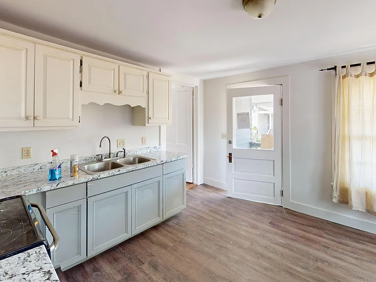 730 1st Ave #C — Photo 3