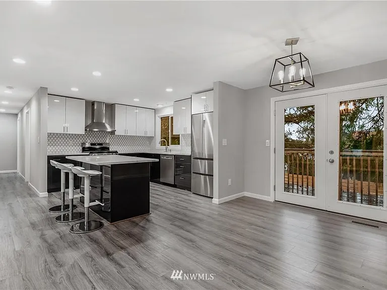 1034 Newport Ct NE — Photo 3