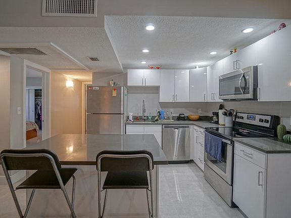 5th image of 640 NE 7th Ave APT 5