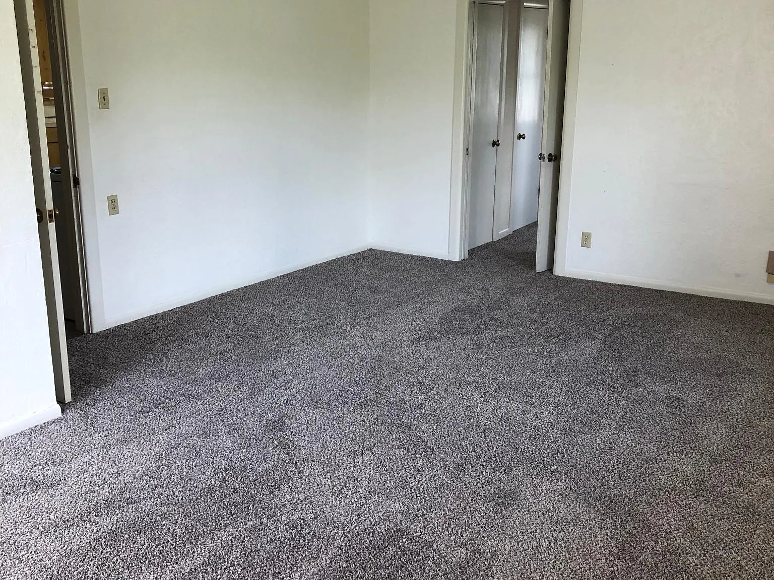 1303 S Oakes St — Photo 3
