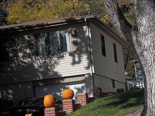 2nd image of 9216 Adel Cir