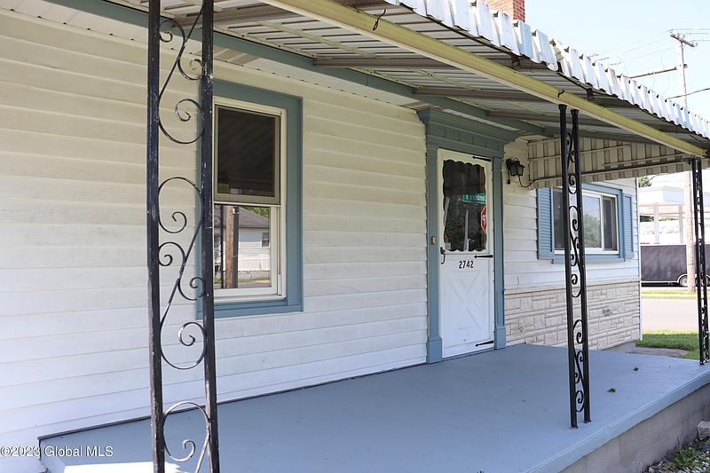 3rd image of 2742 Hamburg Street